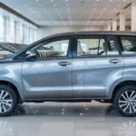 Toyota Innova Crysta सालों से फैमिली कार की पहचान, 16 kmpl माइलेज और ₹19,999 EMI