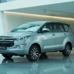 Toyota Innova Crysta 2026 फैमिली कार के रूप में लोकप्रिय, 16 kmpl माइलेज के साथ आरामदायक सफर